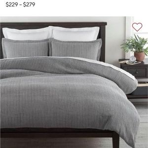 Pottery Barn Duvet Cali King, 2 shams, 2 decorative pillows (gray). Like new